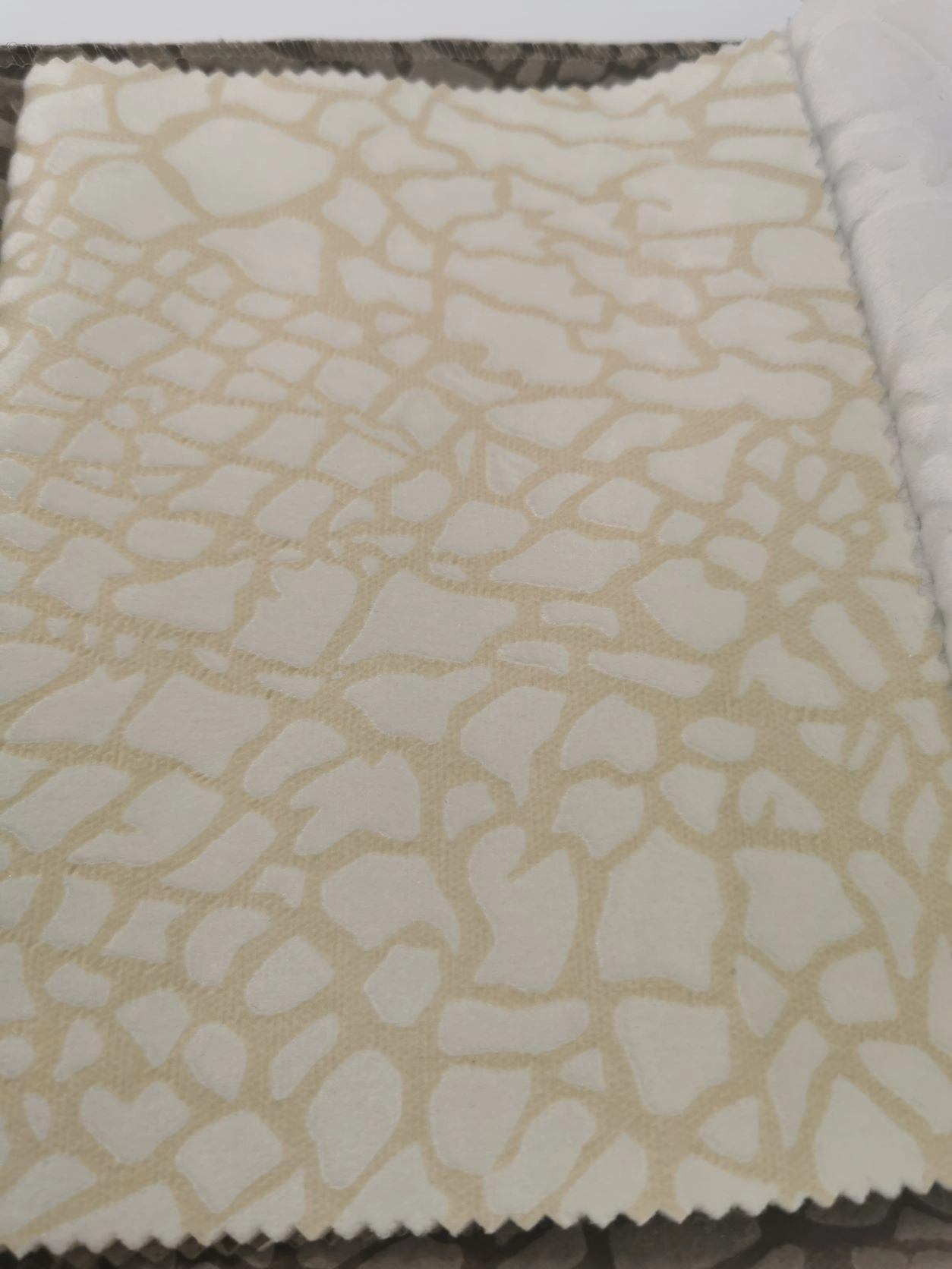 Geometria mintás beige színű sötétítő függöny textil