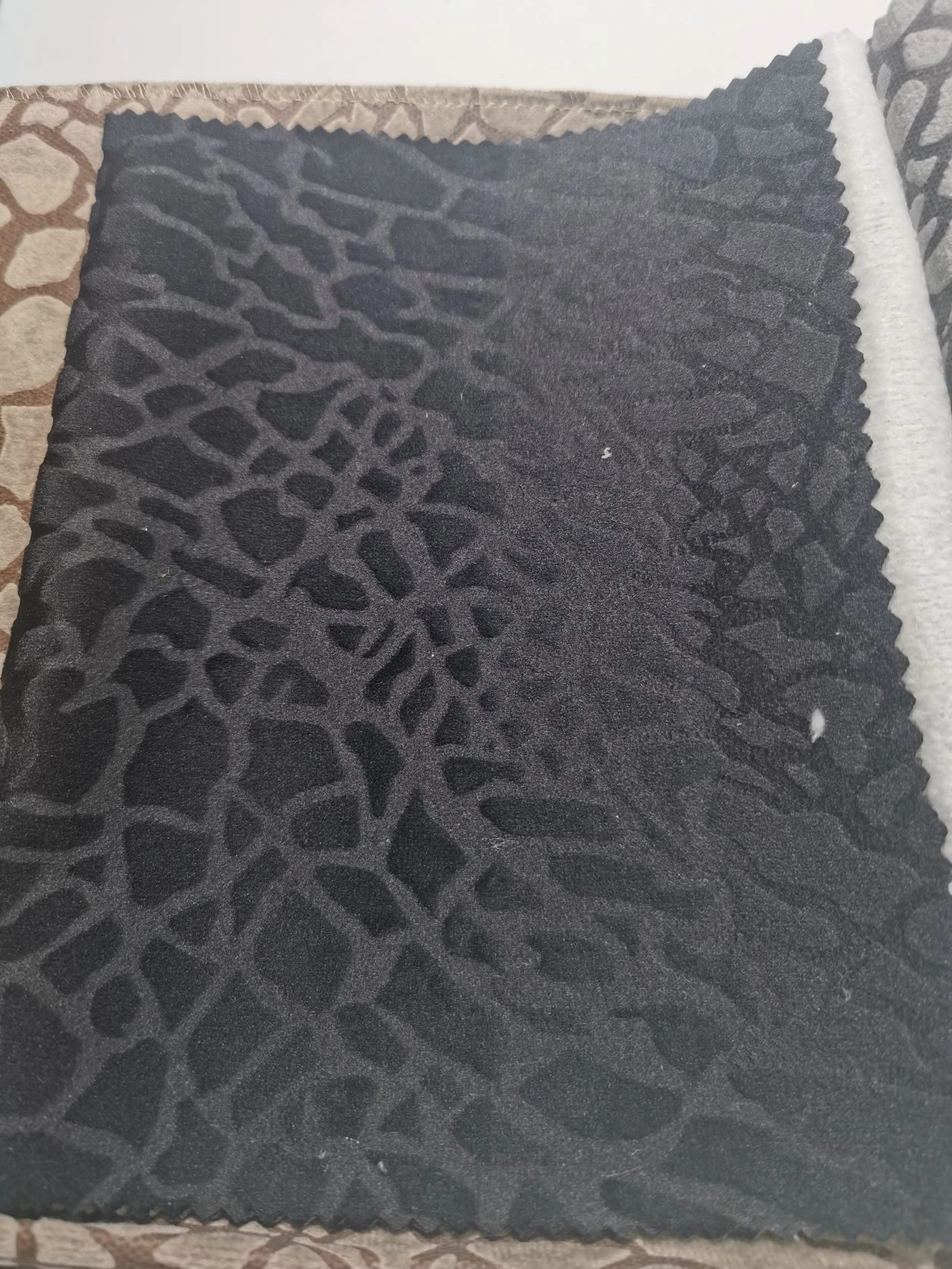 Geometria mintás fekete színű sötétítő függöny textil