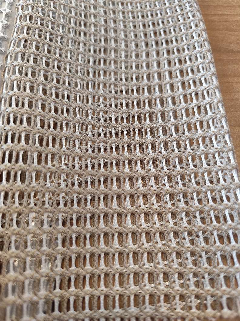 Hálószerű geometria mintás design függöny textil barnás beige és fehér színben