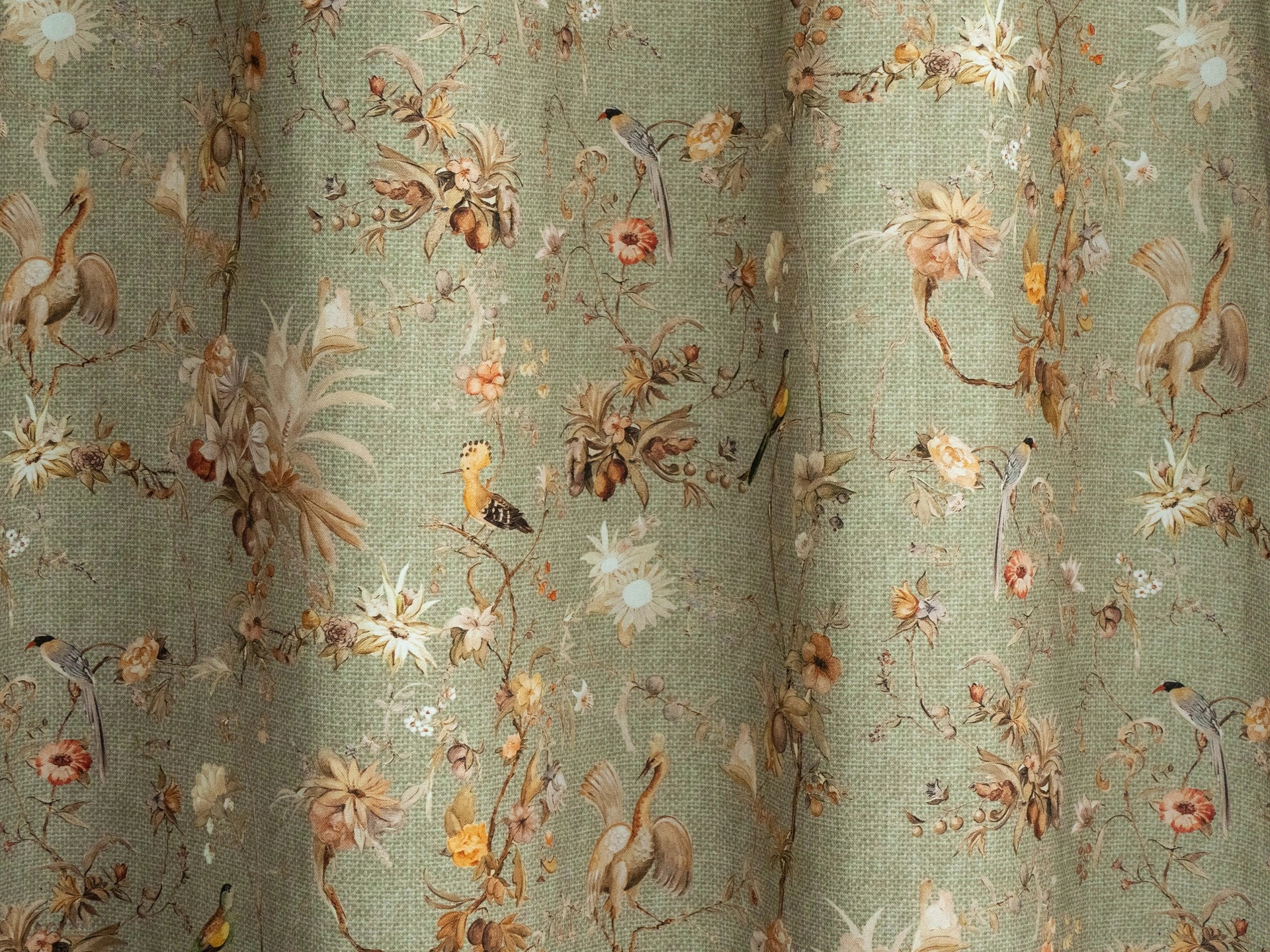 Zöldes árnyalatú virágos madaras design sötétítő függöny textil