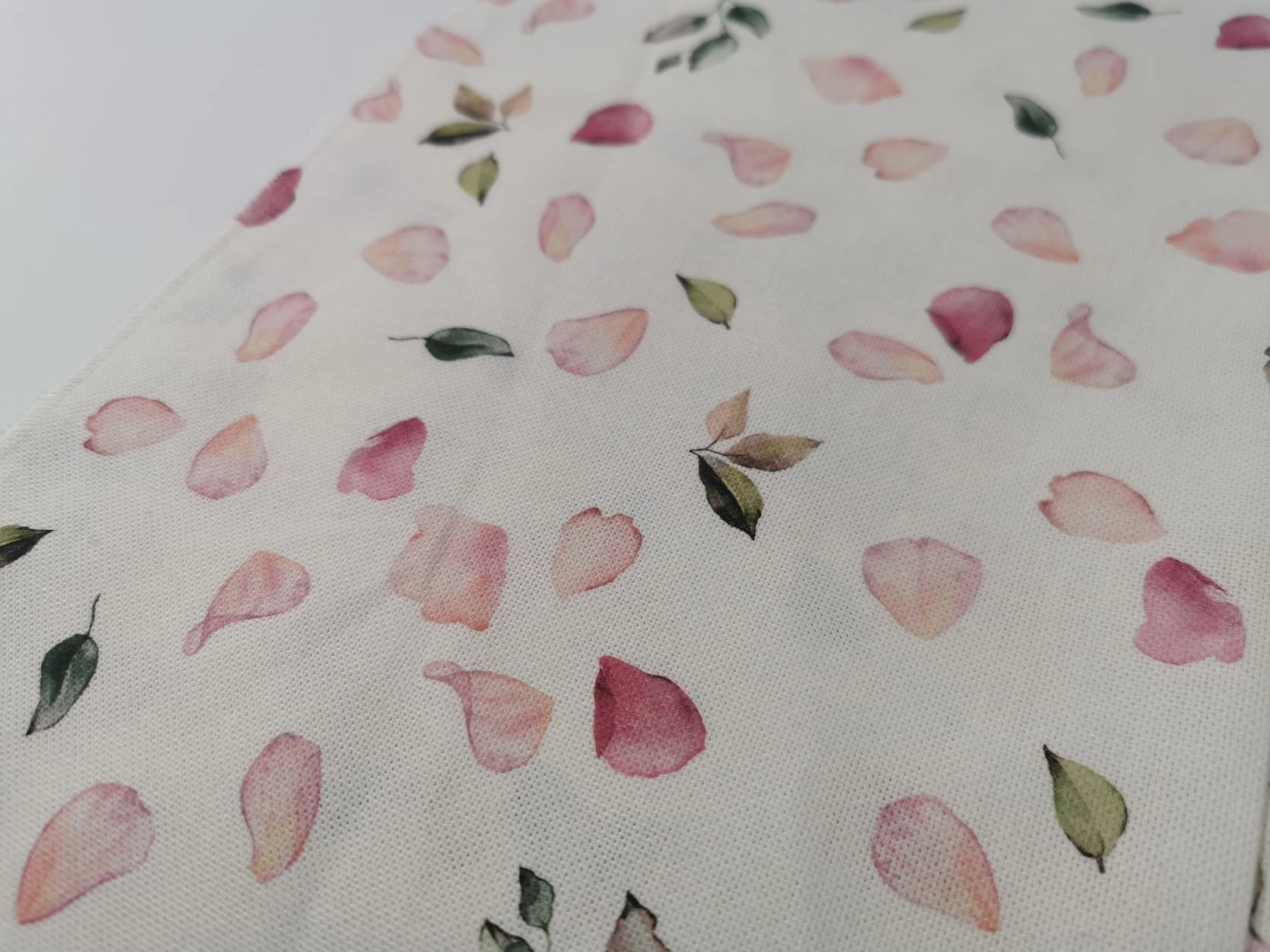 Zöld és rózsaszín virág szirom mintás sötétítő függöny textil